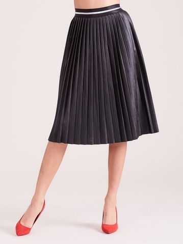 Plisovaná midi sukně z černé ekokůže