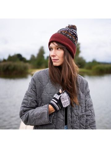 Zimní čepice s bambulí v tmavě šedé barvě