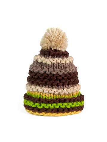 Pruhovaná zimní čepice v tlumených barvách