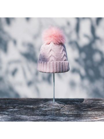 Zimní čepice se vzorem a bambulí růžová