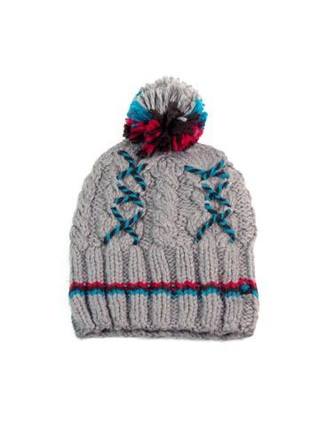 Šedá čepice se zimním vzorem