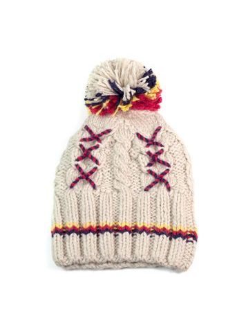 Béžová čepice se zimním vzorem