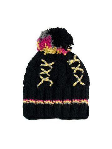 Černá čepice se zimním vzorem