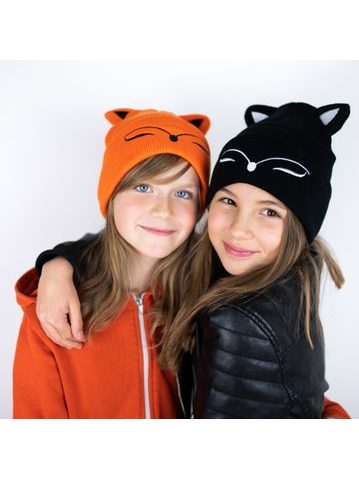 Čepice se pletenými stromy bílá