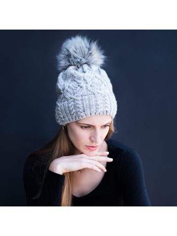 Zdobená čepice s bambulí černá