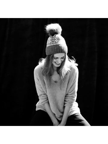 Elegantní Zimní Čepice se Šedou Bambulí