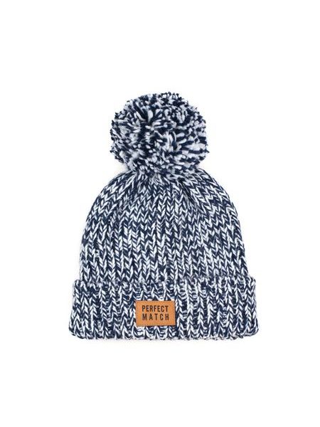 Černobílá čepice s bambulí