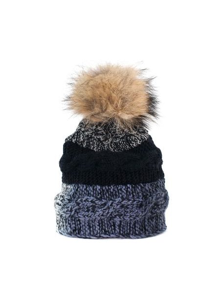 Šedá čepice s mývalem