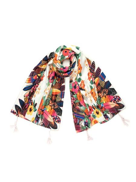 Krásná šála pokrytá motivem v etno stylu