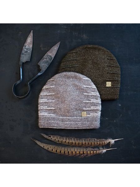 Čepice s rafinovaným zdobením fialová