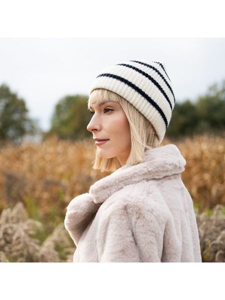 Bílá Čepice s Černými Pruhy