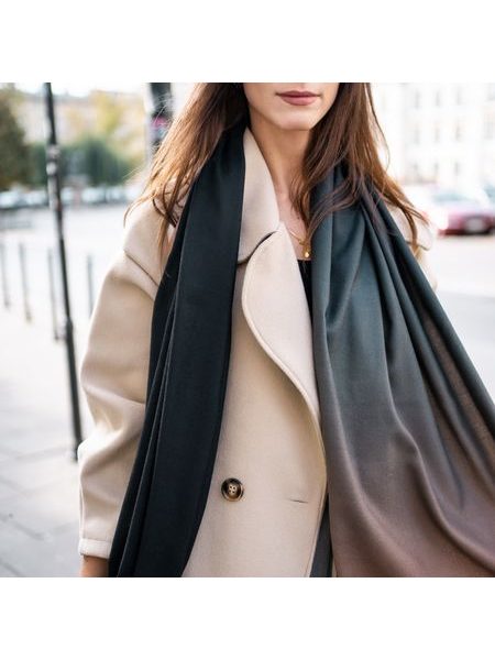 Elegantní šála černobéžová