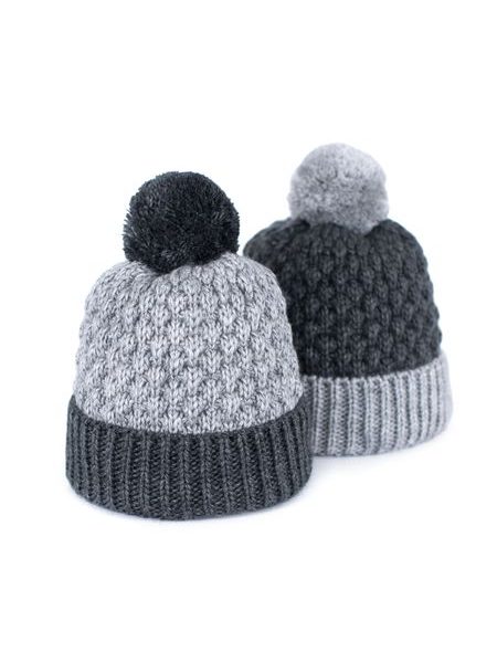 Čepice s tmavou bambulí světle šedá