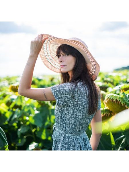 Klobouk s tenkou mašlí