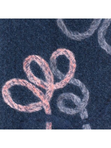 Bílošedé rukavice se vzorem