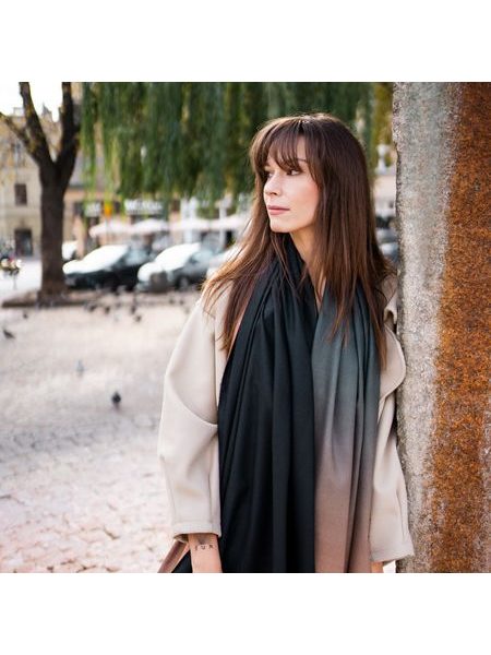 Elegantní šála černobéžová