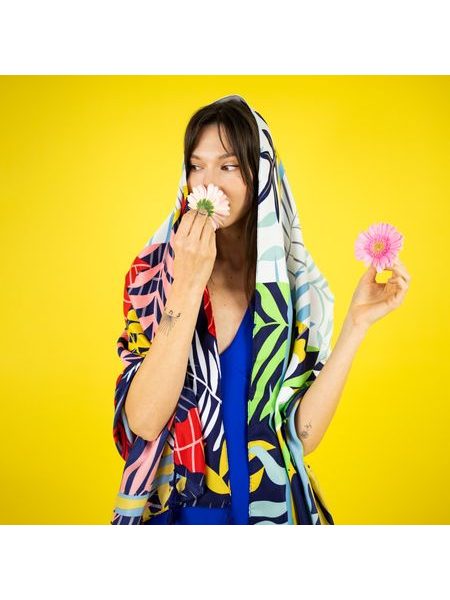 Lehká šála zakončená třásněmi mix barev