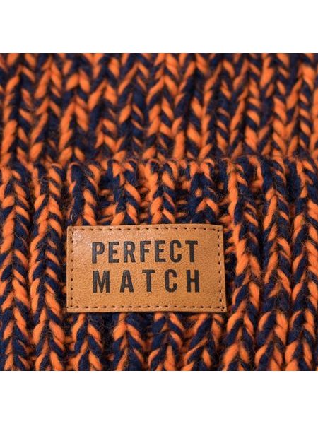 Šedobílá čepice s bambulí