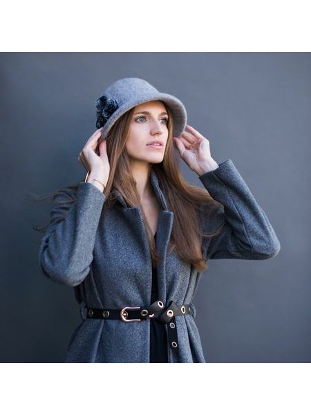 Šedý klobouk s kožešinou