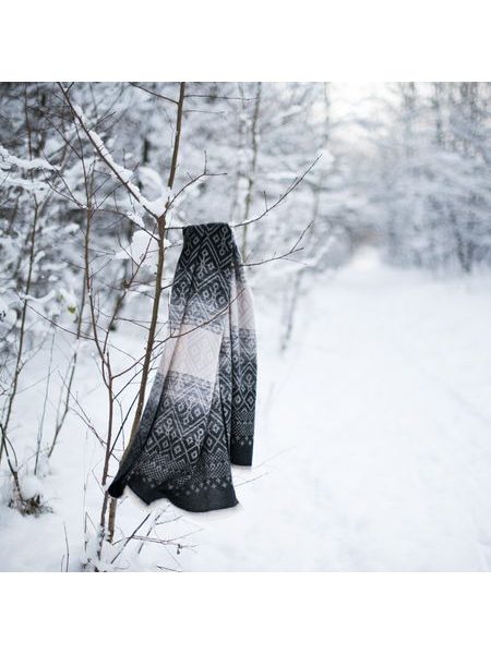 Elegantní šála s geometrickými tvary bíločerná