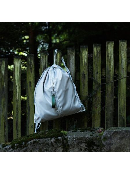 Šedý vak na záda se zipem