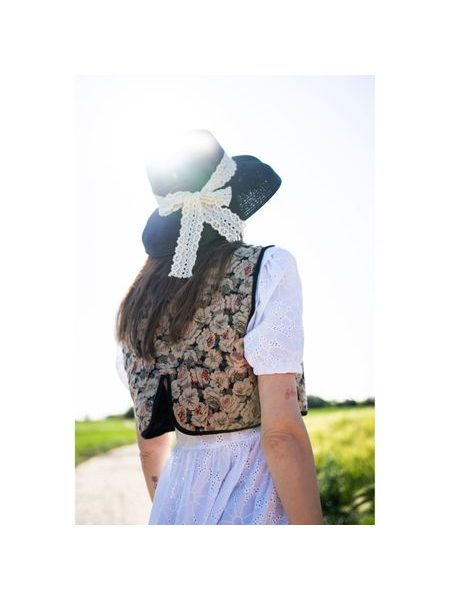 Slušivý klobouk se širokým lemem