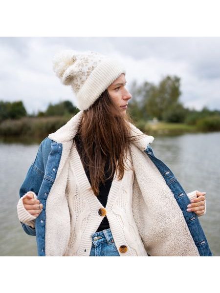 Čepice se zimním vzorem bílá