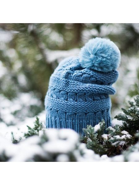 Čepice se vzorem a bubulí modrá