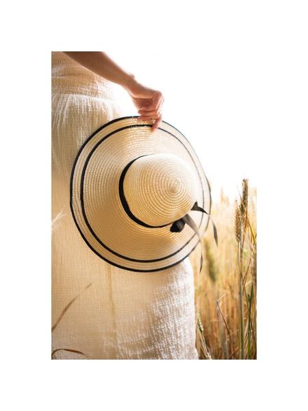 Klobouk s širokou krempou a černými ozdobami