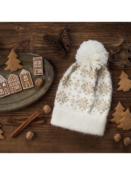 Čepice se zimním vzorem bílá