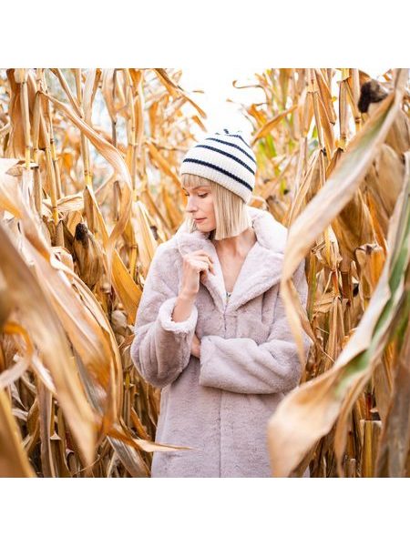 Bílá Čepice s Černými Pruhy