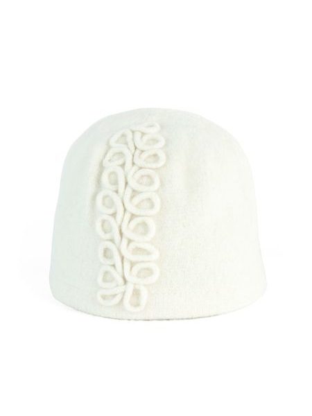 Bílý podzimní klobouk s aplikací