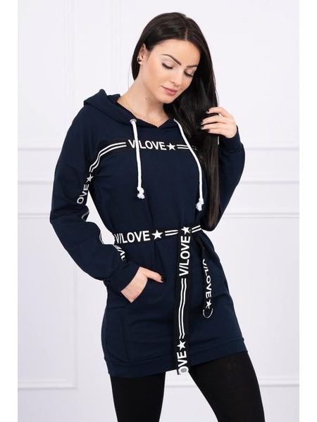 Šaty zdobené páskovými nápisy, tmavě modrá