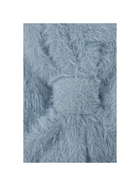 Šedá chlupatá čelenka