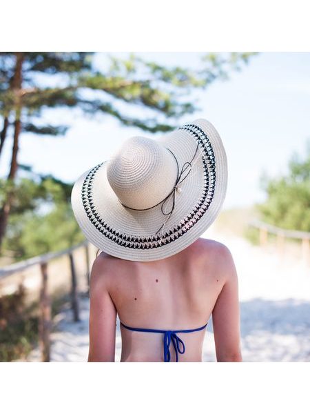 Klobouk s tenkou mašlí