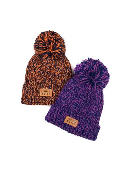 Černobílá čepice s bambulí