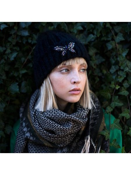 Elegantní šedá čepice s motýlkem