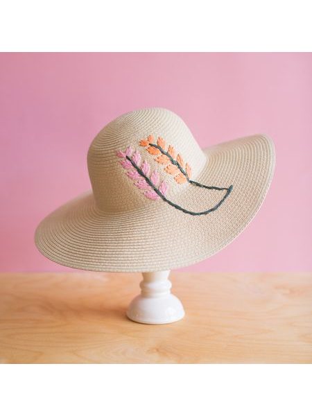 Letní klobouk se zdobeným lemem - bílý