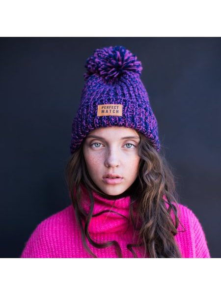 Černobílá čepice s bambulí