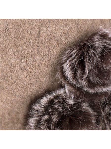 Šedý klobouk s kožešinou