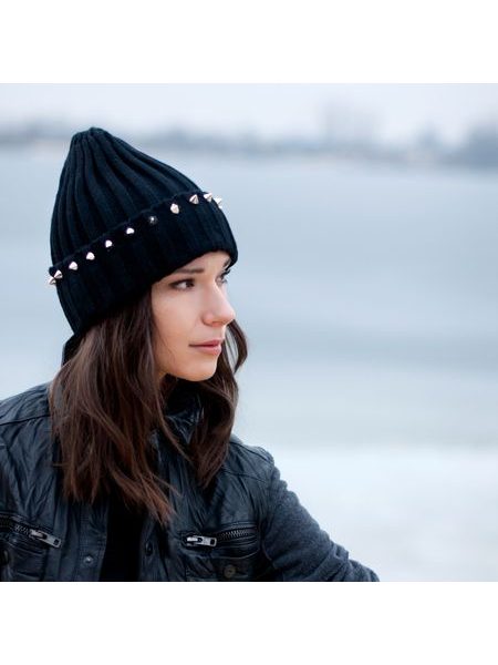 Černá čepice se cvoky