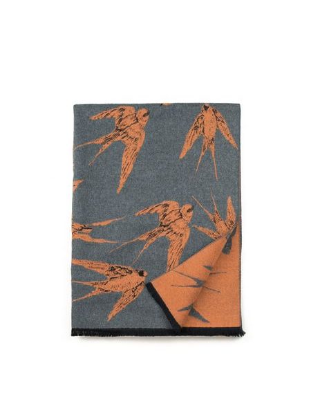 Krásná zimní šála zdobená zvířecím motivem šedá