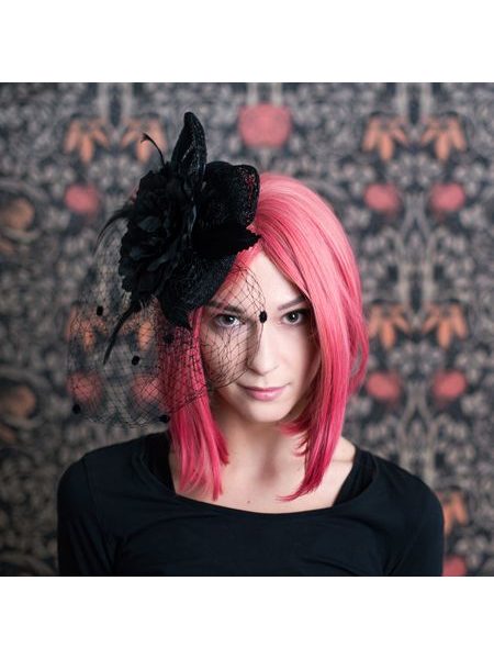 Bílý svatební fascinátor se závojem