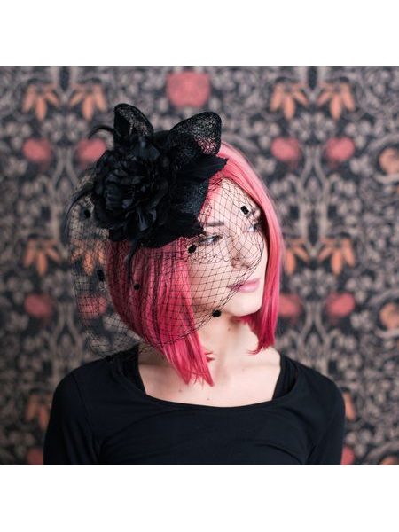 Bílý svatební fascinátor se závojem