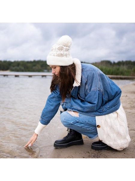 Čepice se zimním vzorem bílá