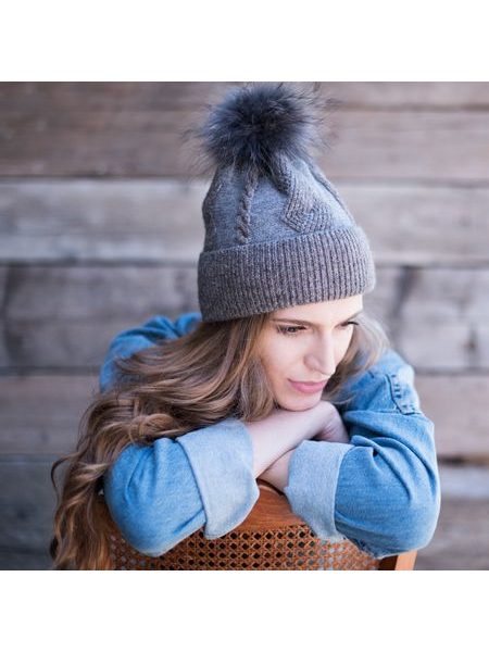 Čepice s fluffy bambulí šedá