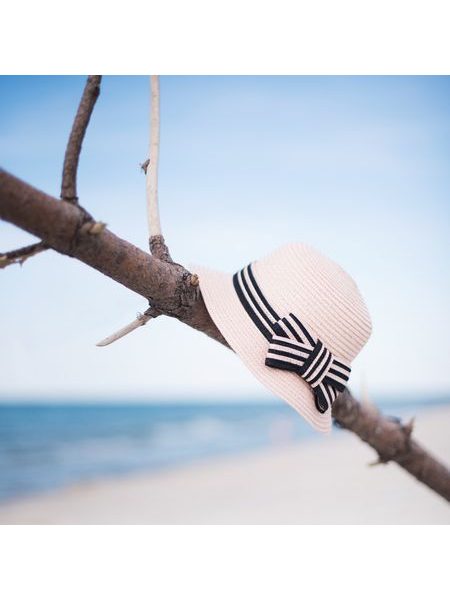 Klobouk se zdobeným lemem