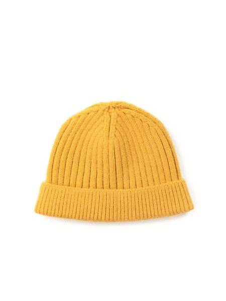 Černá čepice s pruhy