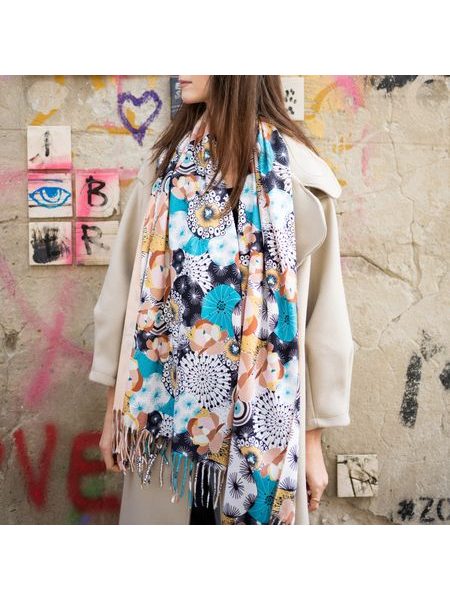 Šál s modrými květy