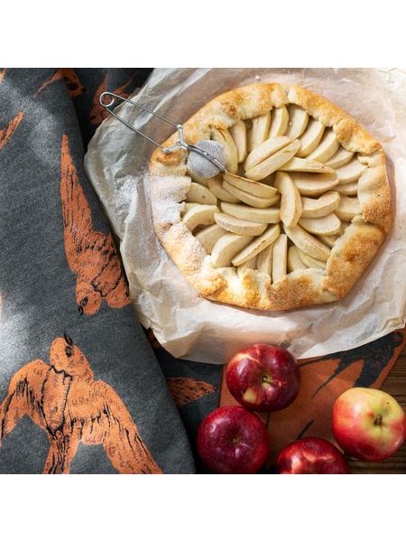 Krásná zimní šála zdobená zvířecím motivem šedá